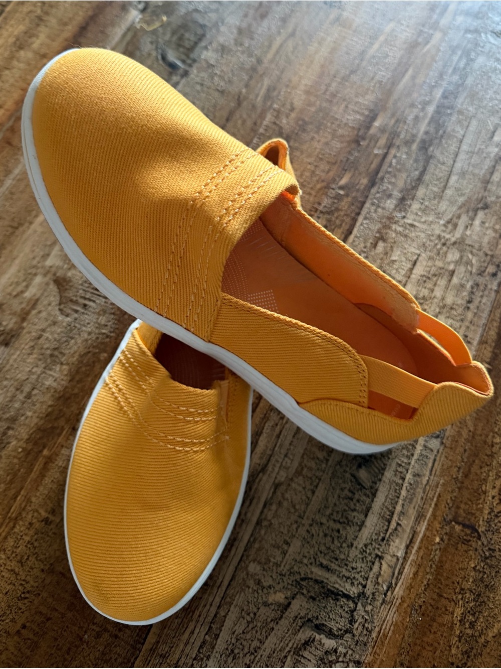 NWT Clarks women’s “breeze step” loafers in yellow size 6 fun and stylish